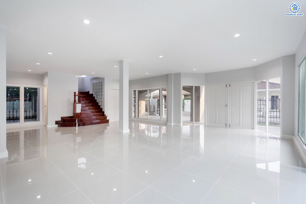 บ้านมือสองตกแต่งใหม่ โครงการ รัชชา2 บางใหญ่ เนื้อที่ 60 ตร.ว. ฟังก์ชัน 3 ห้องนอน 3 ห้องน้ำ 1 ห้องอเนกประสงค์ จอดรถได้ 2 คัน บนทำเลใกล้ถนนใหญ่เพียง 100 เมตร เชื่อมต่อถ.กาญจนาภิเษก ใกล้เซ็นทรัลเวสต์เกต ทางด่วน "ศรีรัช" และรถไฟฟ้าสายสีม่วง "สถานีสามแยกบางใหญ่"